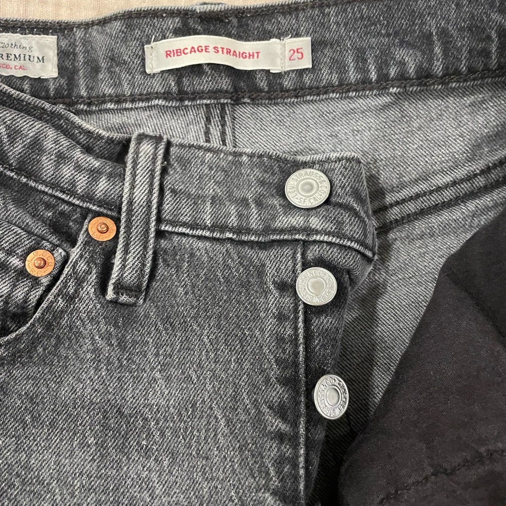 Levi’s High Rise Ribcage Jeans - Picture 2 of 3